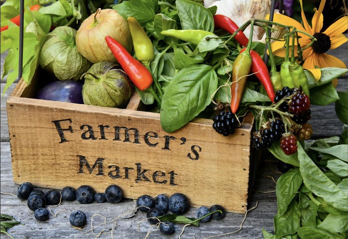 Wooden crate of fresh produce at a farmers market Cincinnati shoppers can visit for chemical-free fruits and vegetables